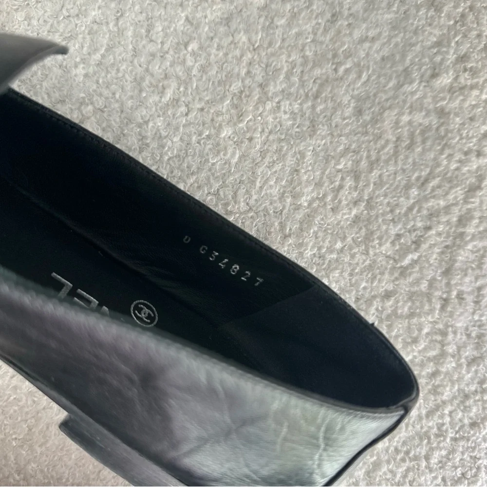 SOLD Chanel 2019 Moccasin Lambskin Flats/Loafers w/ Silver CC logo/ chain detail - Picture 10 of 13